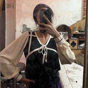 Its Cute Bow Black Nd White Top In Good Condition