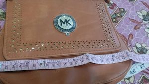 MICHAEL KORS SLING BAG. TAN COLOUR. MEDIUM SIZE. NOT AUTHENTIC