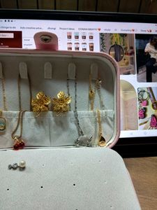 Lovely Vintage Jewellery Gold-tone Maple Earings