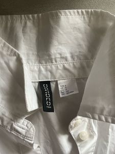 H&amp;M White Cropped shirt