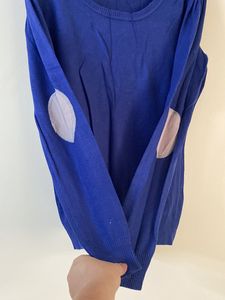 Absolutely gorgeous round neck woolen top