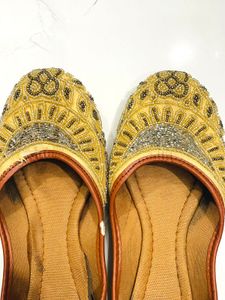 Embroidered Ethnic Juttis