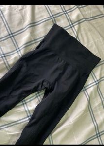 Black Scrunch Butt Leggings♥️
