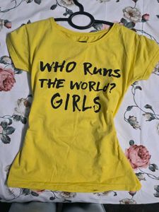 Levis Graphic Tee - Who Runs the World?