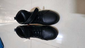 KazarMax Pretty Swan Sneakers