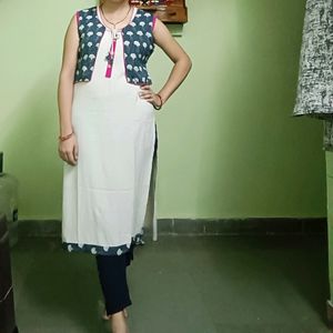 Beautiful Sleeveless Kurti