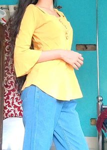 💛 Yellow Button-Down Top