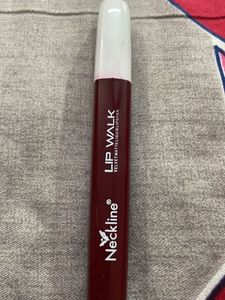 Neckline Lip Walk Lipstick