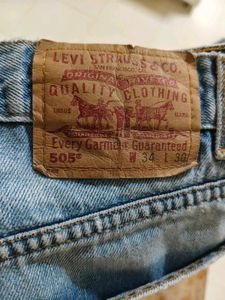 Levi&#39;s Ripped Jeans
