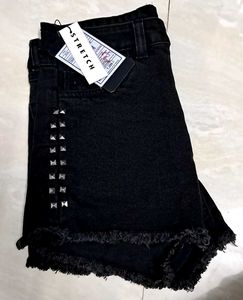 Hi Quality Black Colour Stylish W⅓Shorts