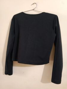 Size M Black V Neck Crop Top