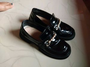 Elegant Black Glossy Loafers with Gold Chain.
