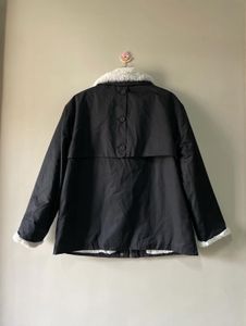 Black winter jacket with soft white faux-fur✨🫶🏻