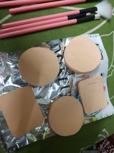 (NEW) MAKE-UP BRUSHES AND MAKE-UP SPONGES