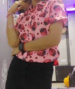 Beautiful 🍓Strawberries🍓 Woman Nd Girls Top❤