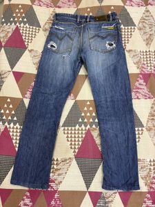 Combo of black shirt and blue straightfit jeans