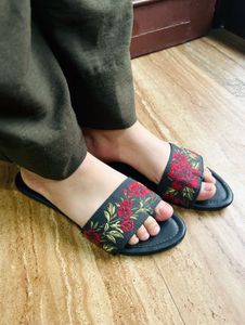 Black embroidered Flats