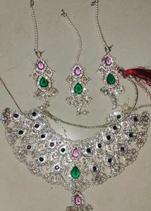 Isko Party Aur Wedding Wear Kar Sakte Hain