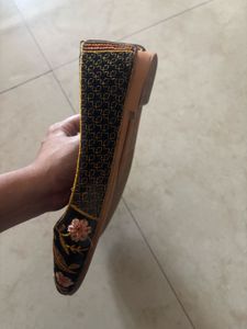 Floral Embroidered Velvet Juttis
