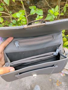 STYLISH LEATHER SLINGBAG