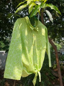 Green Patterned Tie-Front Top 💚🌿