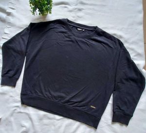 Comfy Black Sweatshirt