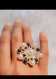 Adjustable Ring With Shiny Pearls On It♥️