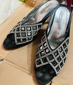 BEAUTIFUL BLACK HEELS WITH STONES