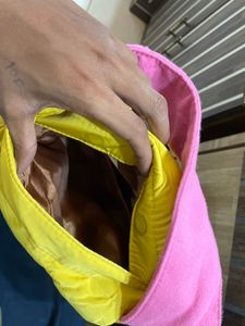 👜 Trendy Puffy Shoulder Bag – Bold Style.💛🎀