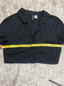 H&amp;M black crop shirt