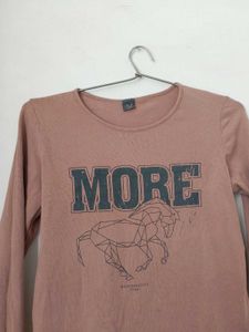 long sleeves graphic tee.