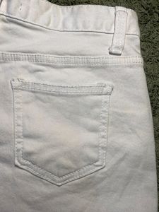 BillieJeans White Colour Shorts 🤍🤍