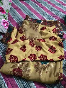 beautiful saree with stich blouse 💛