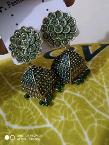 Two Earrings One बेंगल्स