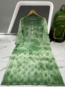 Lucknowi Chikankari kurti
