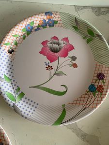 4 melamine Dinner Plates In Very Good Condition.