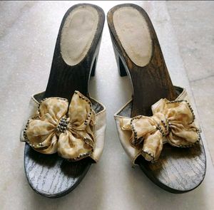 Wooden Flower Bow Heels