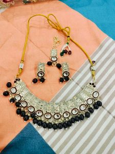Elegant Necklace &amp; Earring Set With Mangtikka