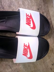 Nike Slipper( SIZE 8)