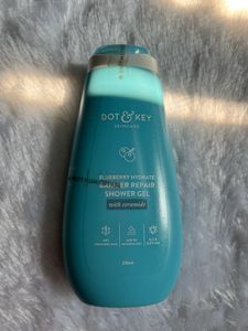 DOT N KEY BLUE BERRY BARRIER SHOWER GEL