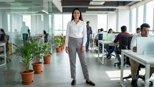 🏁 M&amp;S Metro Check Trousers – Street Chic! 🖤💛