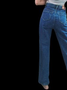 Ripped Knee straight Jeans