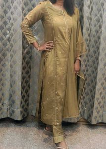 Elegant Embroidered Kurta Set With Net Dupatta