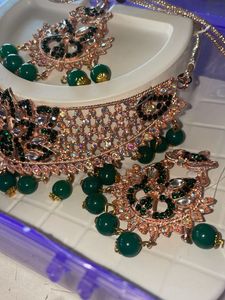 Necklace set with earrings and mangtika