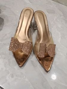 Golden Beautiful 3 Inch Heels: Size (8)