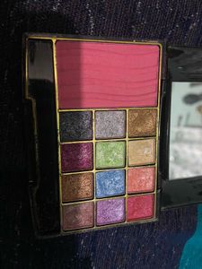 2 sets of earings and 1 eye shadow palette combo