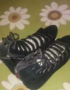 Black High-Top Lacs Up Flat