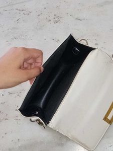 Classy White Bag🌼