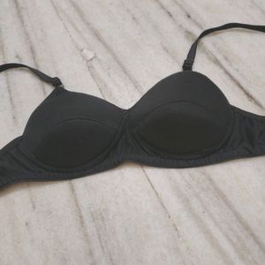 Woman : Black Colour Paded Bra ,Size 32- 80 Cm , Never Used ,Good Condition,No Flaws,Refer Images For Size