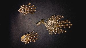 Gold Tone Jewelry Set